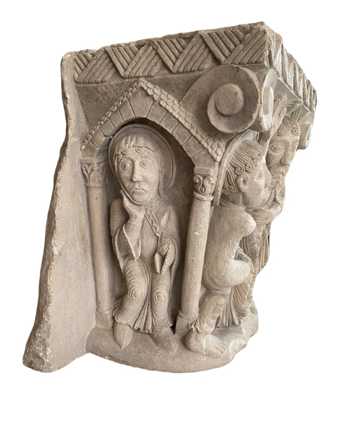 Romanisches Kapitell mit Darstellungen. Skulptur in Hochrelief. Ansicht Nummer 1