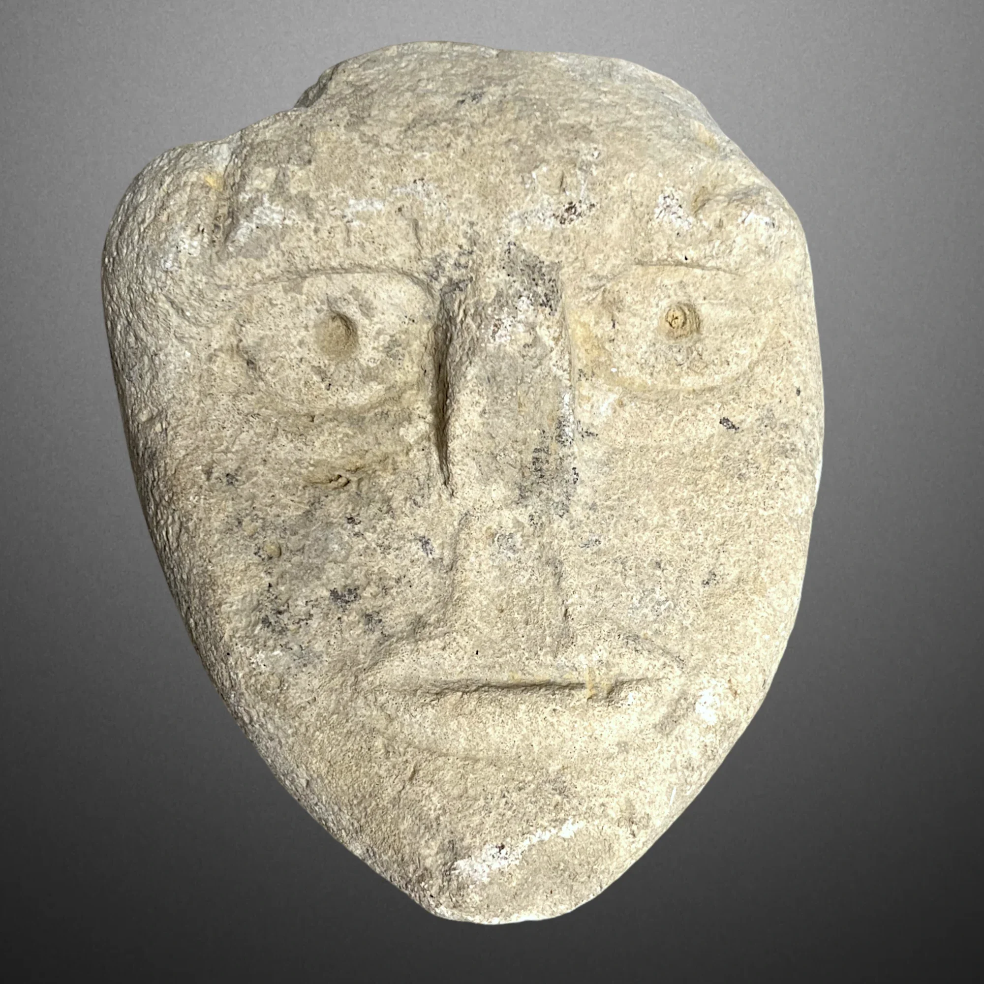 Romanischer Konsolstein. Südwestfrankreich. Ansicht Nummer 1