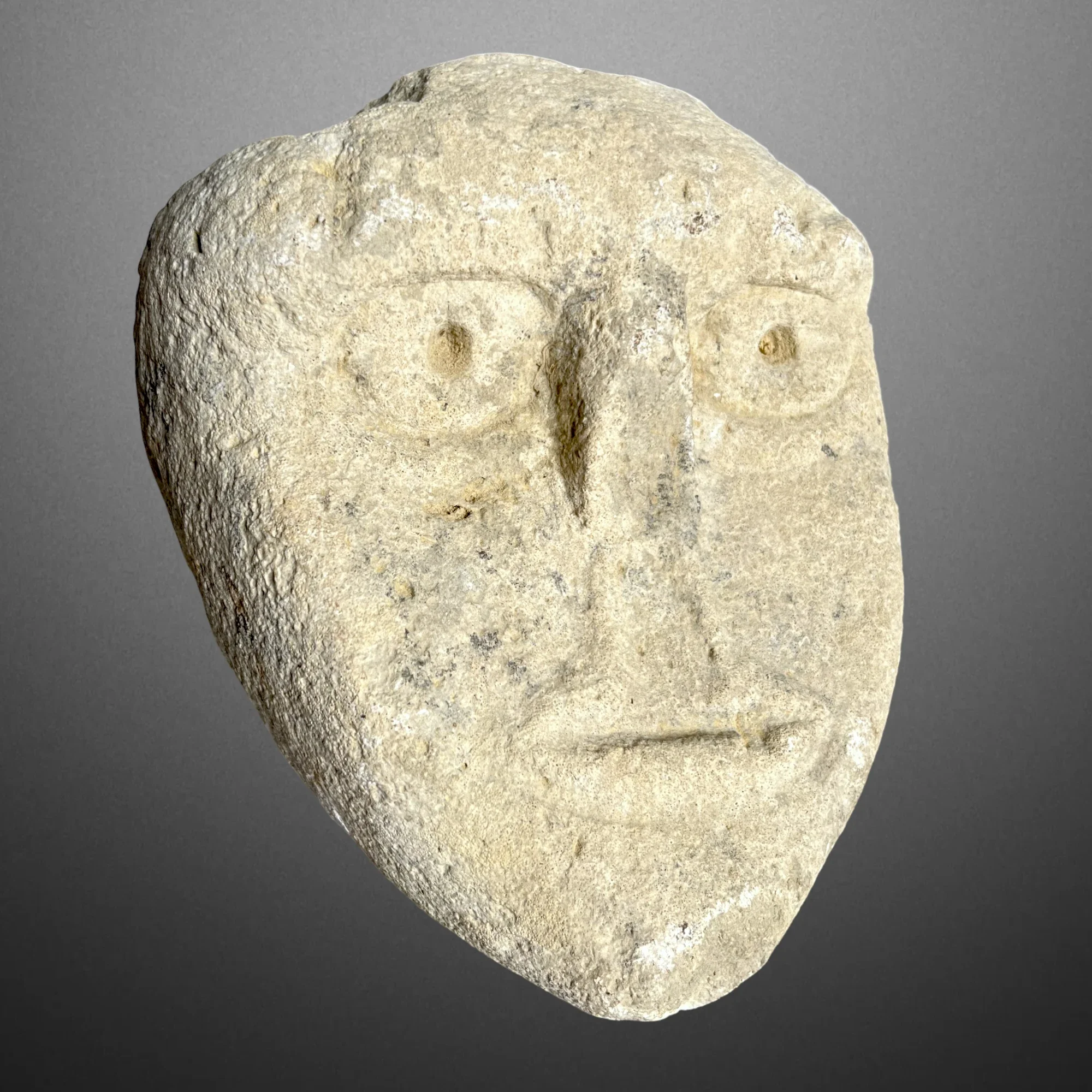 Romanischer Konsolstein Suedwestfrankreich. Hauptansicht der Skulptur