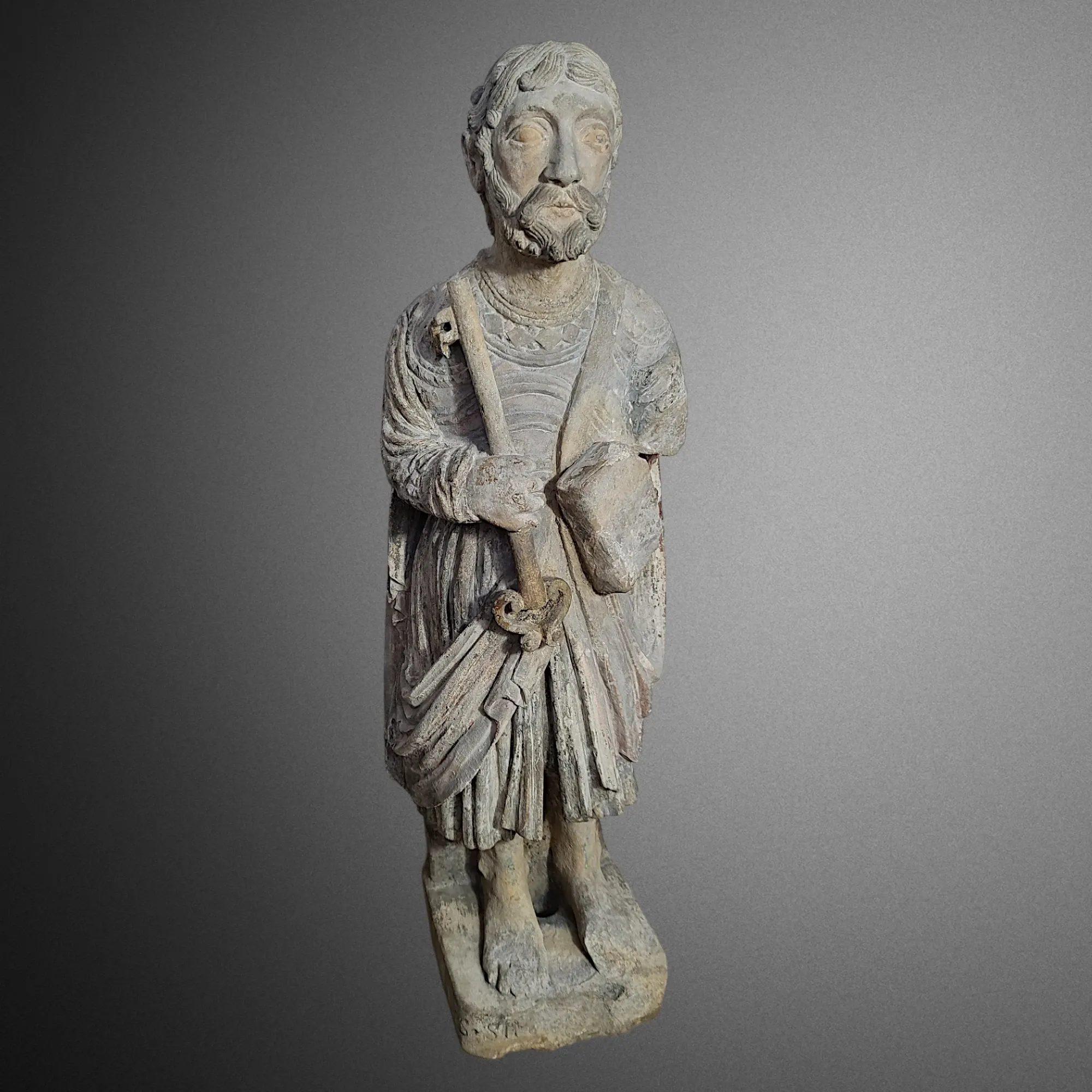 Romanische Skulptur des Apostels Petrus Uebergang von der Kunst der Romanik zur Gotik. Hauptansicht der Skulptur