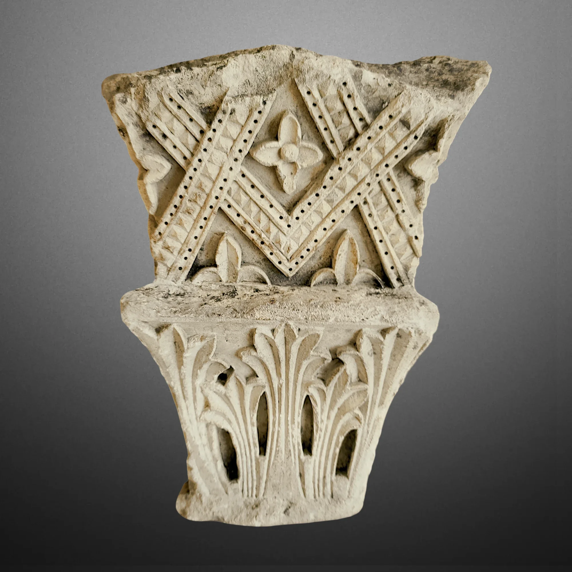 Romanisches Kapitell Paris oder Ile-de-France. Hauptansicht der Skulptur