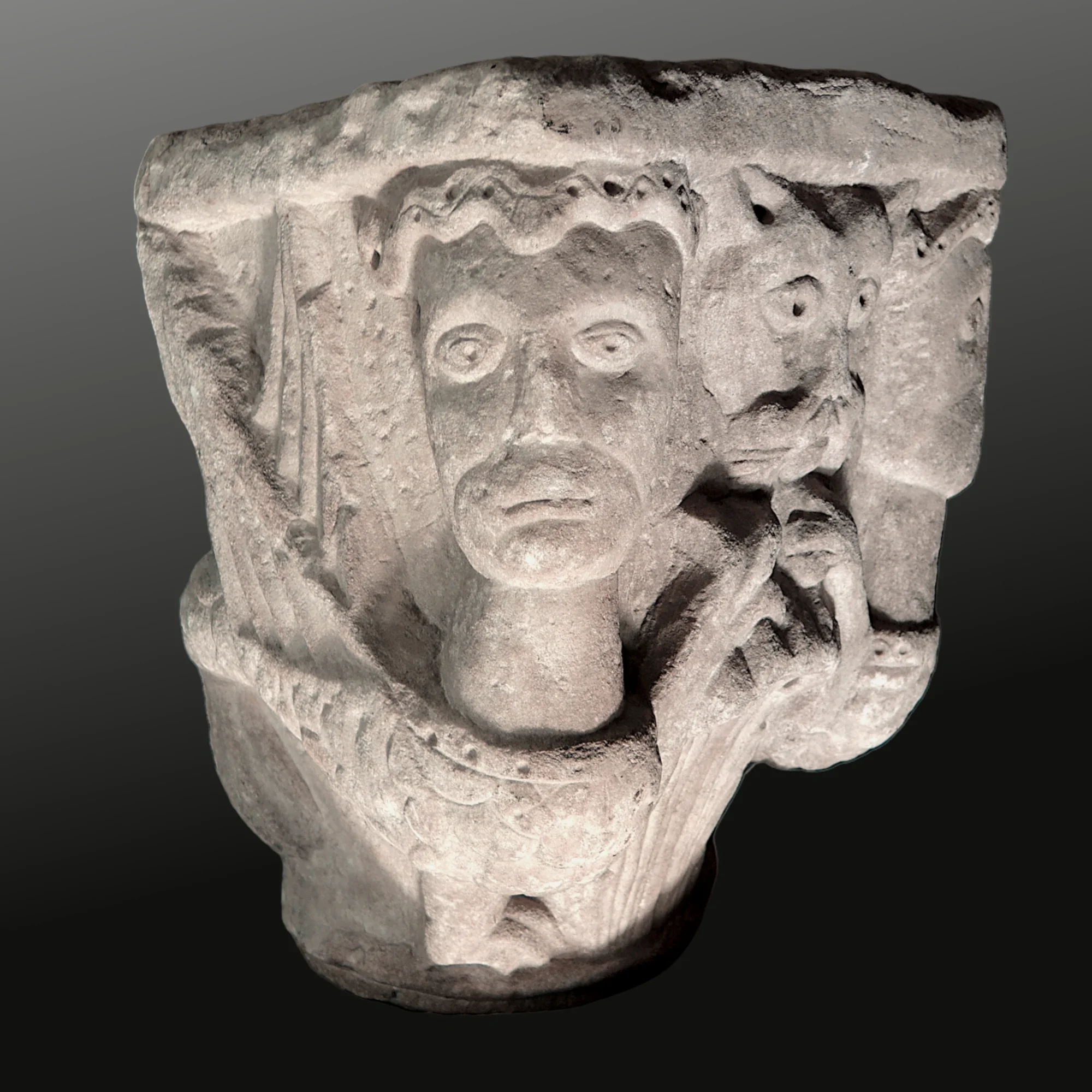 Figürliches romanisches Kapitell. Rhonetal. Ansicht Nummer 1