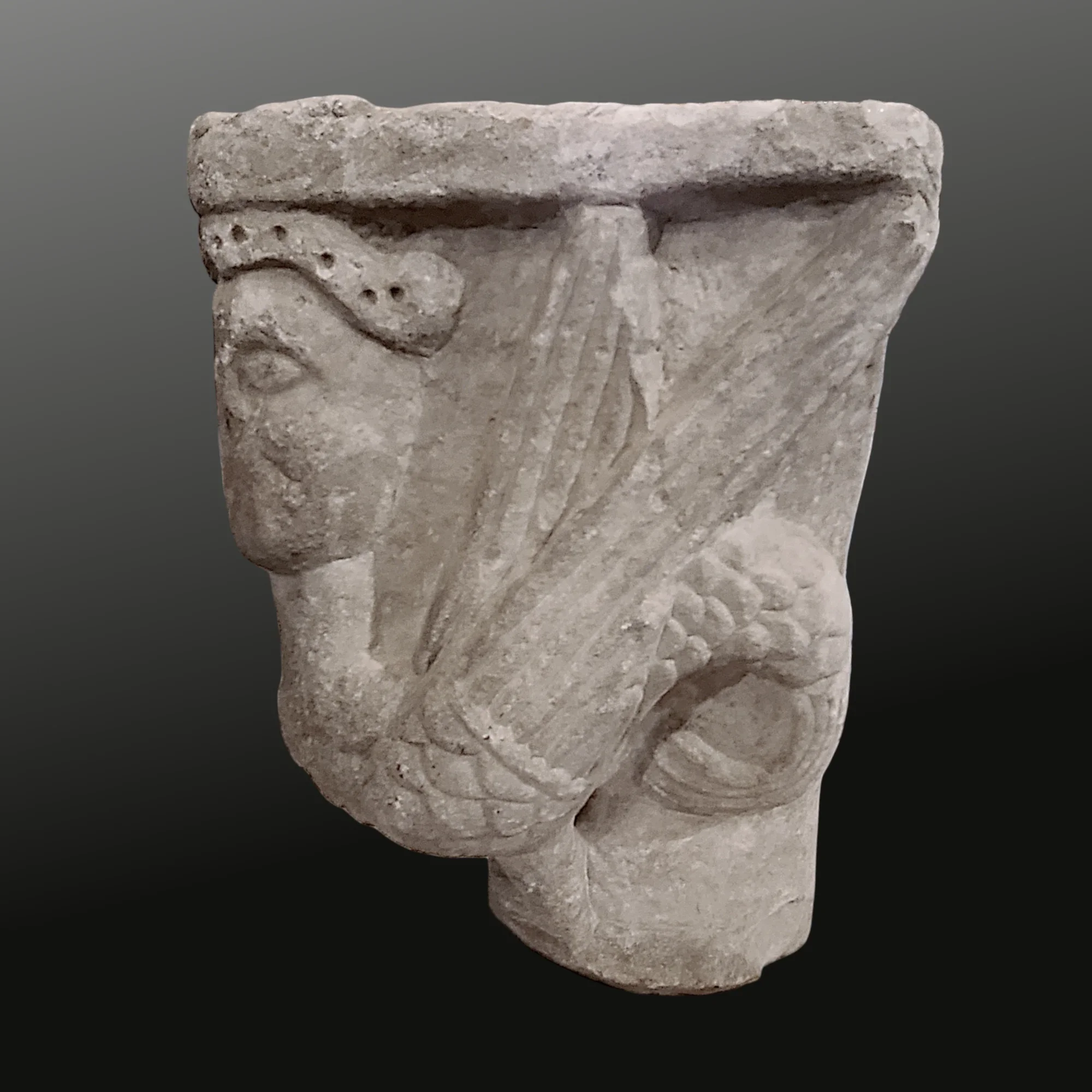 Figürliches romanisches Kapitell. Rhonetal. Ansicht Nummer 2