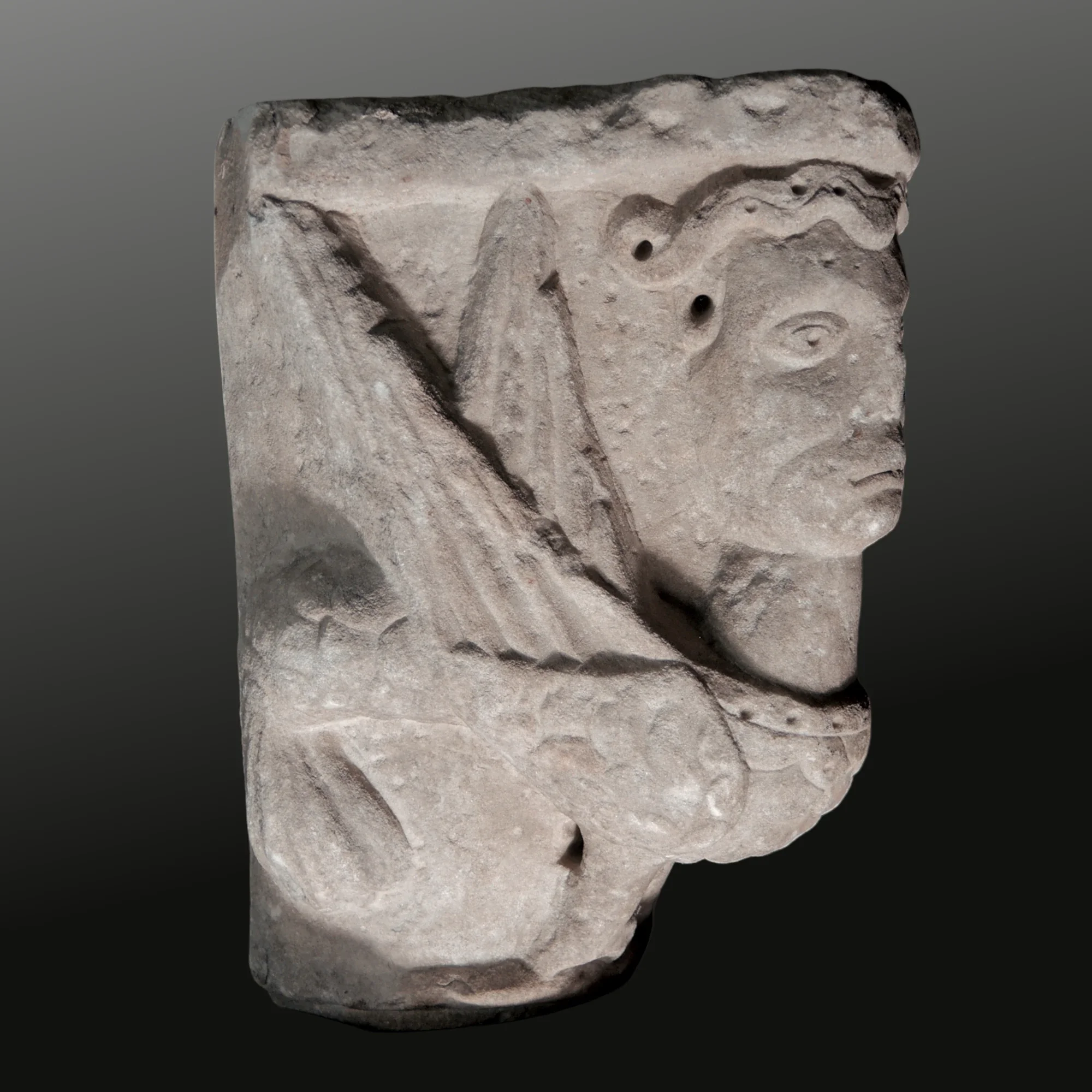 Figürliches romanisches Kapitell. Rhonetal. Ansicht Nummer 3