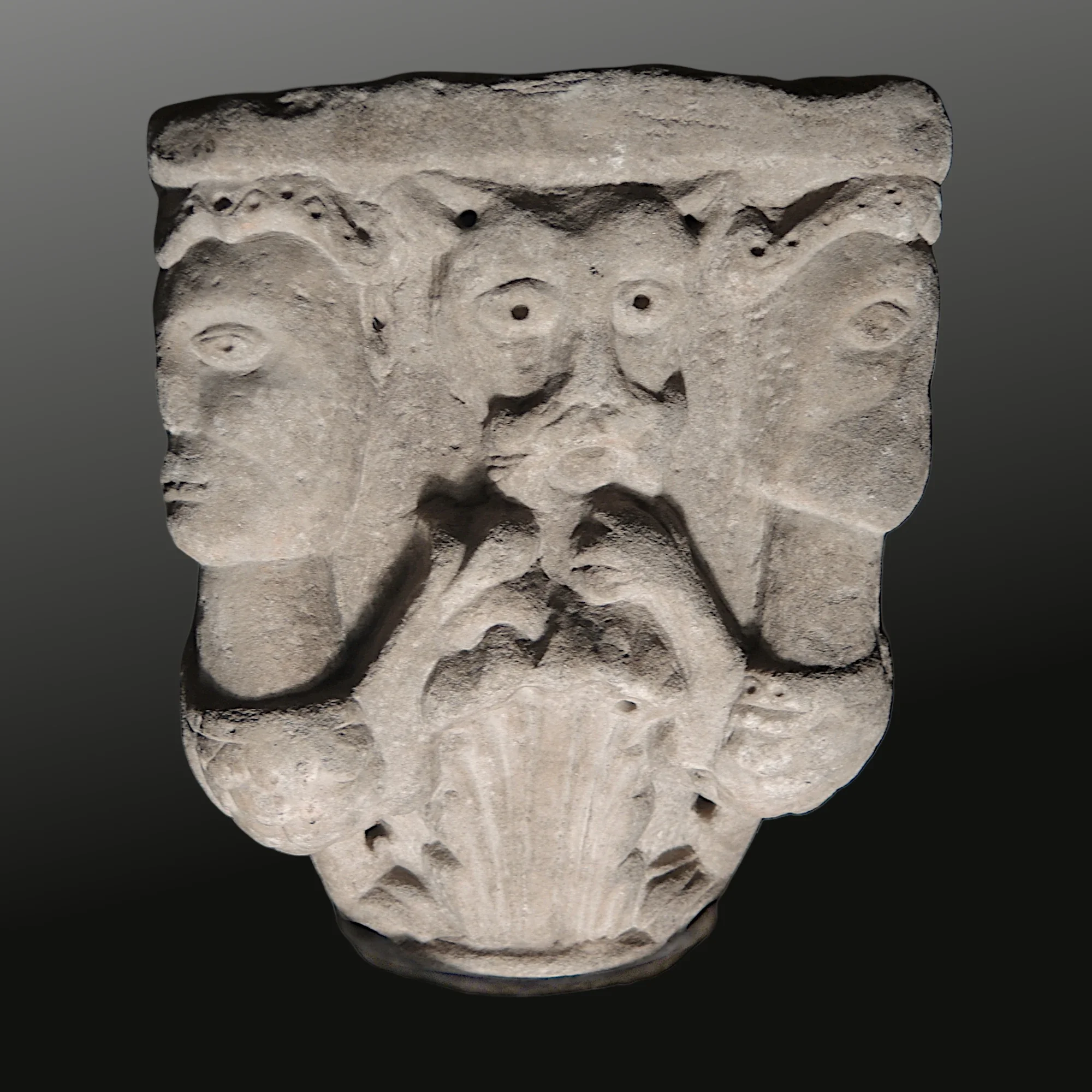 Figürliches romanisches Kapitell. Rhonetal. Ansicht Nummer 4