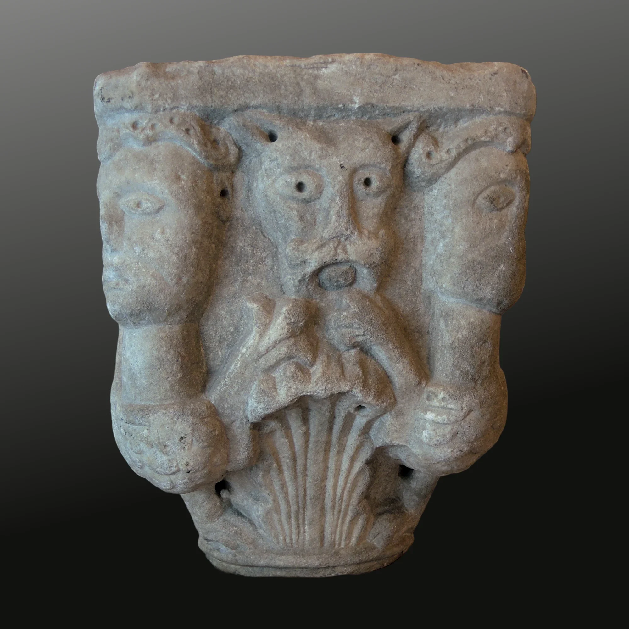Figuerliches romanisches Kapitell Rhonetal. Hauptansicht der Skulptur