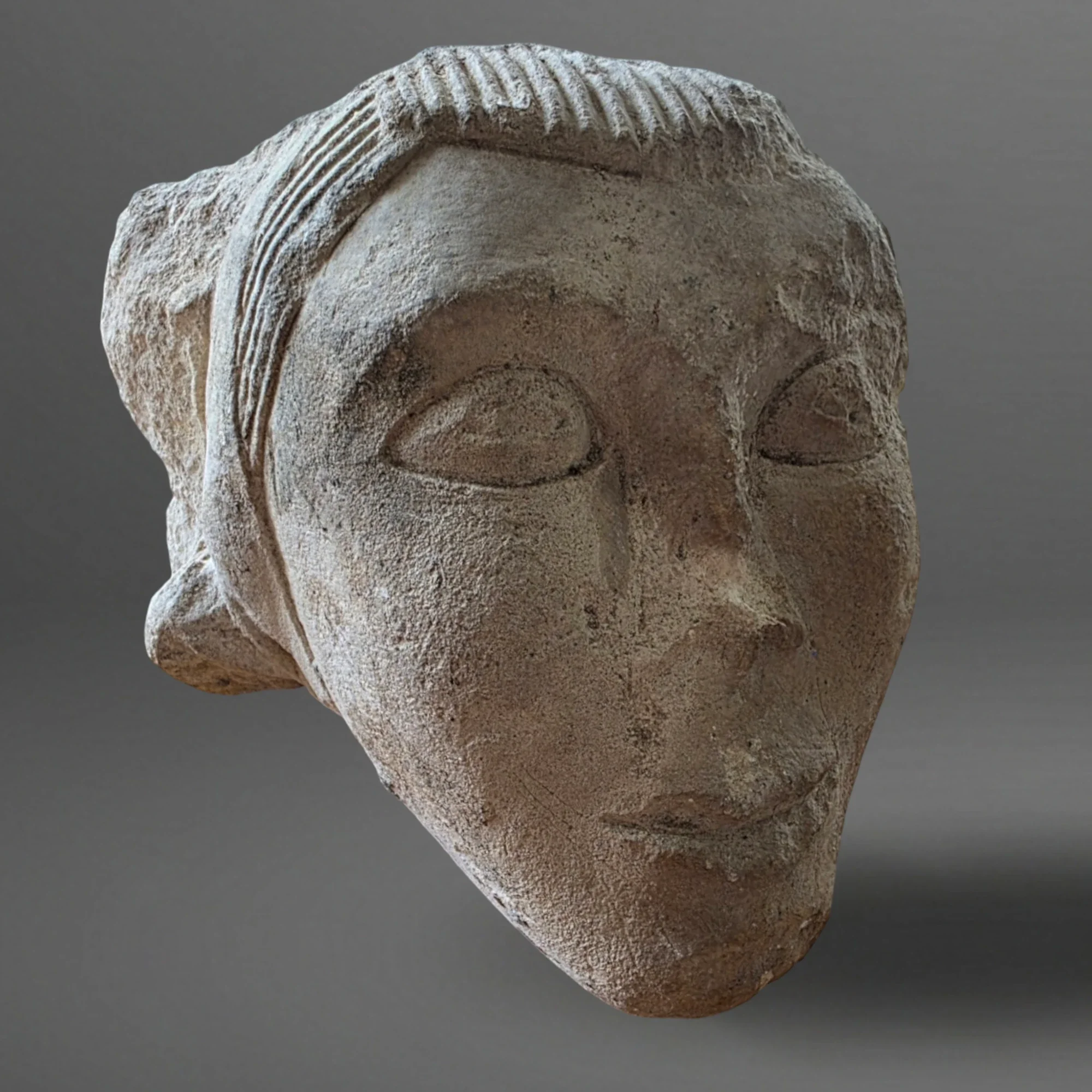 Romanische Maske - Konsolengesims-Element Oise-Tal. Hauptansicht der Skulptur