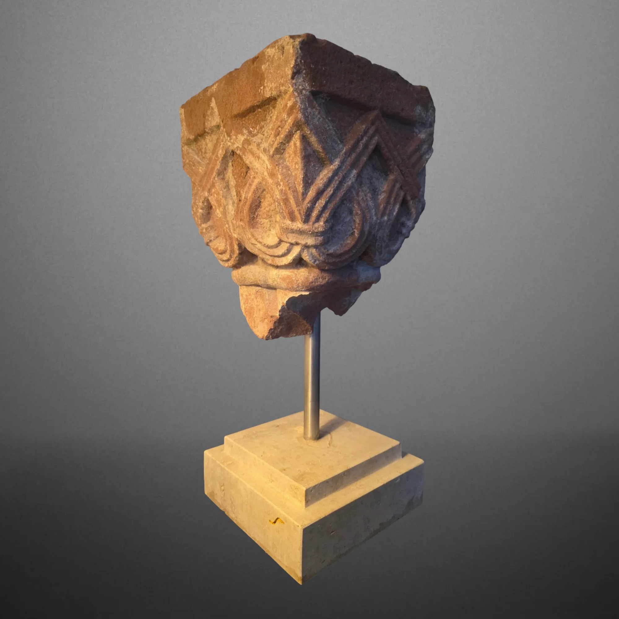 Romanisches Kapitell mit Flechtbanddekor Franken 12 Jahrhundert. Hauptansicht der Skulptur