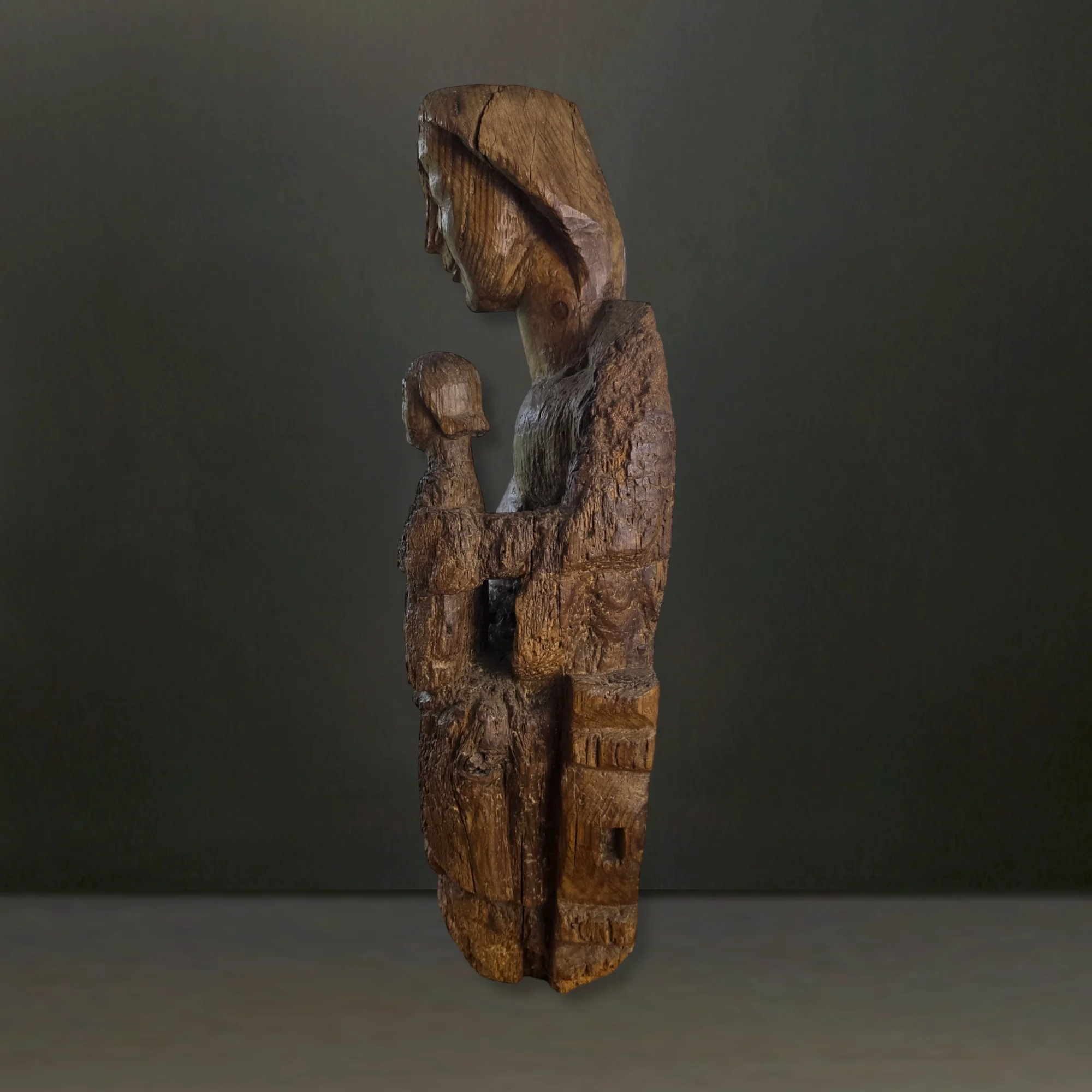 Thronende Madonna. Pyrenäen 13. Jahrhundert. Ansicht Nummer 2