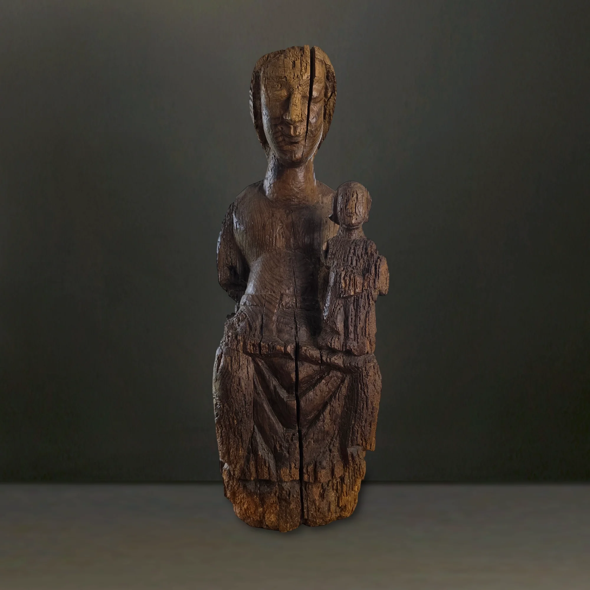 Thronende Madonna Pyrenaeen 13 Jahrhundert. Hauptansicht der Skulptur