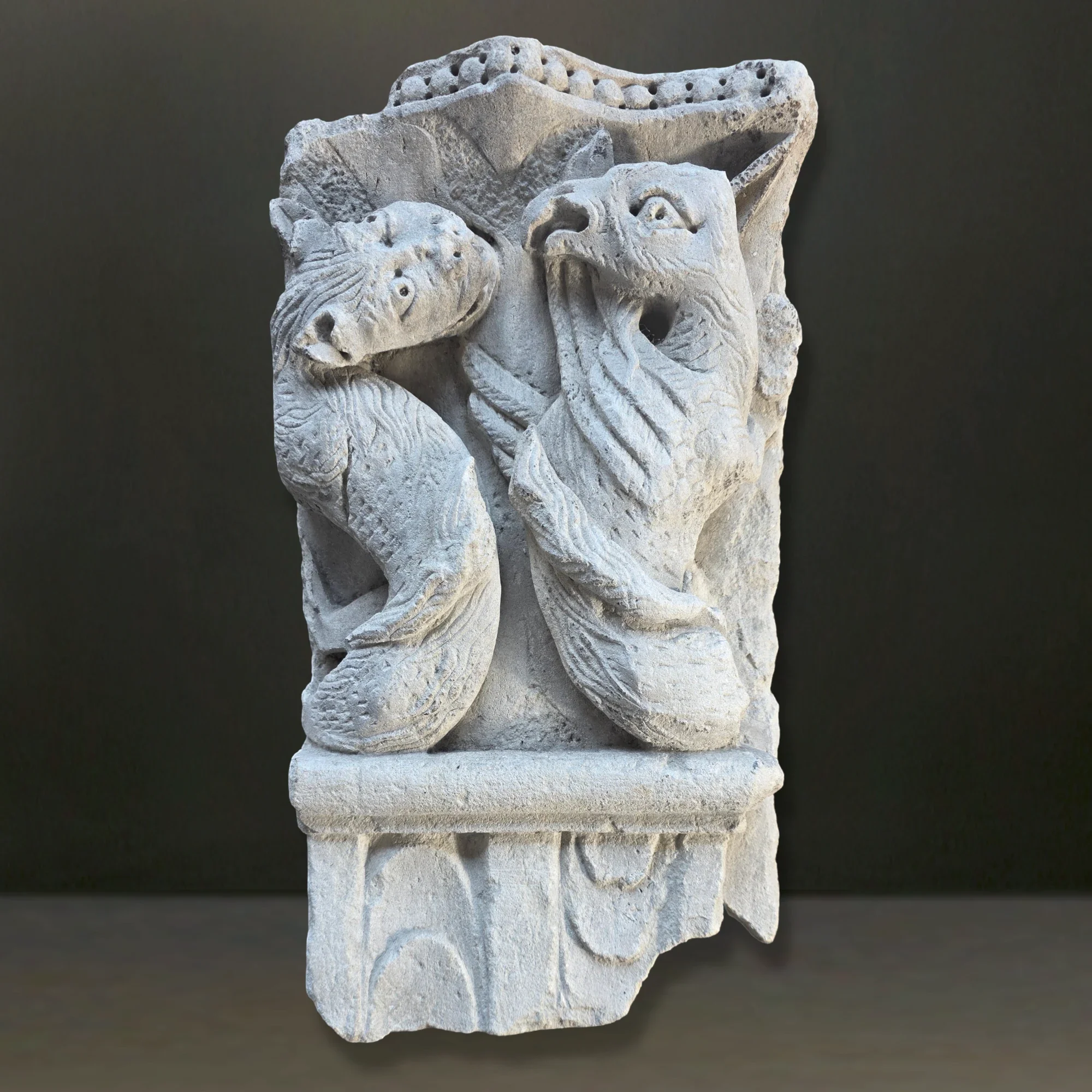 Friesplatte - Gegenueberstehende Fabelwesen Suedburgund Umkreis von Cluny. Hauptansicht der Skulptur