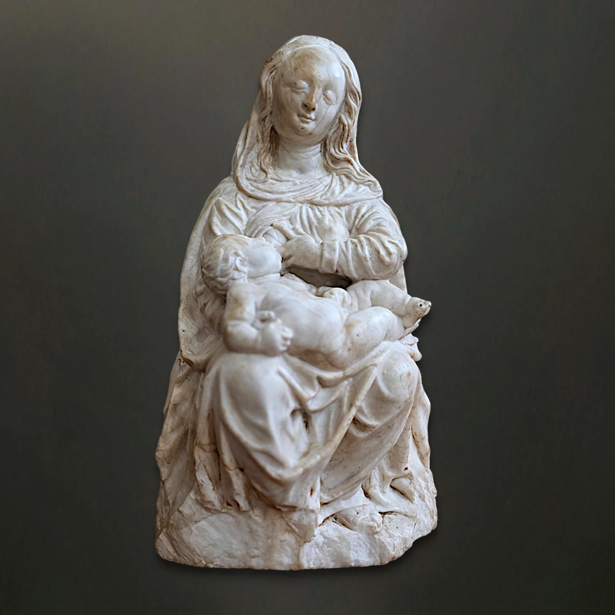 Madonna mit Kind aus Alabaster Suedliche Niederlande. Hauptansicht der Skulptur