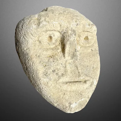 Romanischer Konsolstein. Südwestfrankreich. Hauptansicht der Skulptur