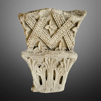 Romanisches Kapitell. Paris oder Île-de-France. Hauptansicht der Skulptur
