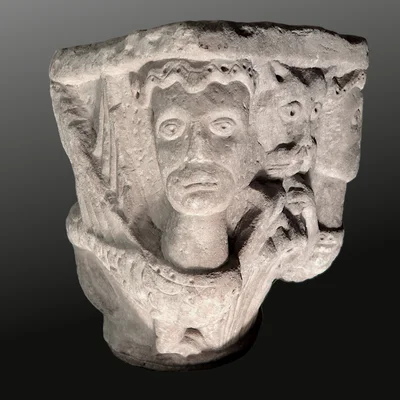 Figürliches romanisches Kapitell. Rhonetal. Ansicht Nummer 1