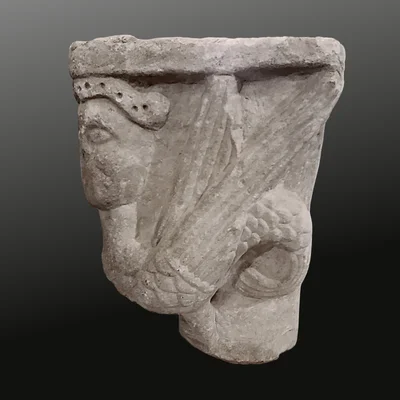 Figürliches romanisches Kapitell. Rhonetal. Ansicht Nummer 2