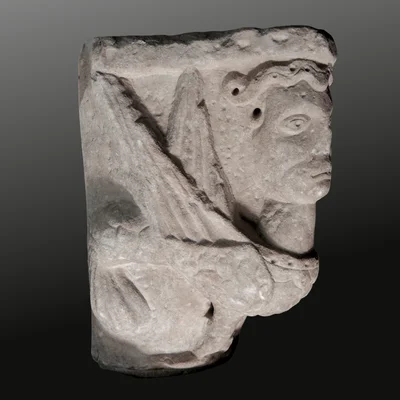 Figürliches romanisches Kapitell. Rhonetal. Ansicht Nummer 3