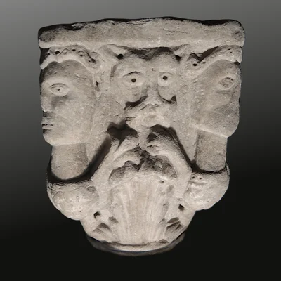 Figürliches romanisches Kapitell. Rhonetal. Ansicht Nummer 4