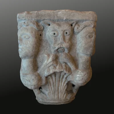 Figürliches romanisches Kapitell. Rhonetal. Hauptansicht der Skulptur