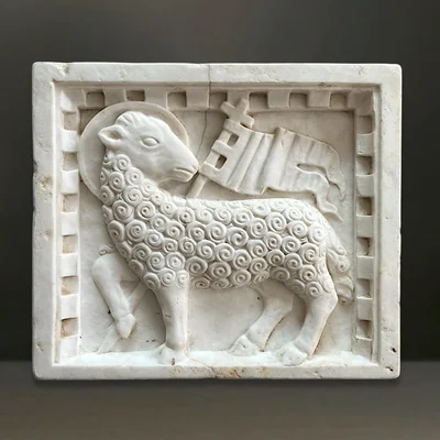 Agnus Dei aus Marmor - Florenz - Quattrocento. Wappen der Arte della Lana. Hauptansicht der Skulptur