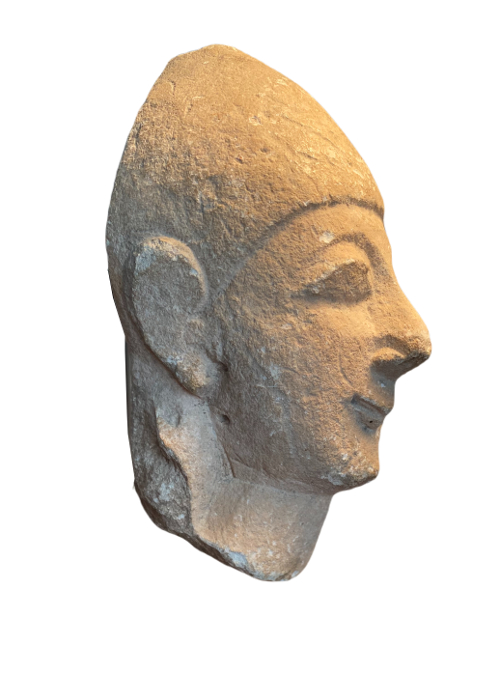 Tête de statue votive chypriote. Chypre archaïque. Homme imberbe coiffé d'un casque conique. Vue numéro 1