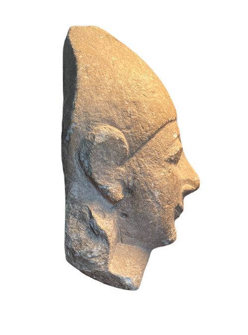 Tête de statue votive chypriote. Chypre archaïque. Homme imberbe coiffé d'un casque conique. Vue numéro 2