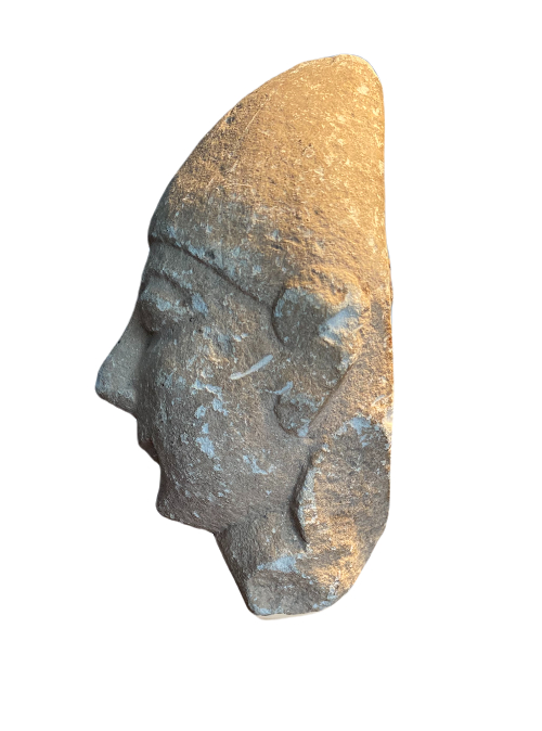 Tête de statue votive chypriote. Chypre archaïque. Homme imberbe coiffé d'un casque conique. Vue numéro 3