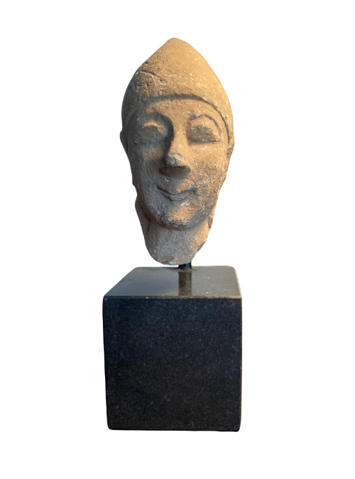 Tête de statue votive chypriote. Chypre archaïque. Homme imberbe coiffé d'un casque conique. Vue numéro 4