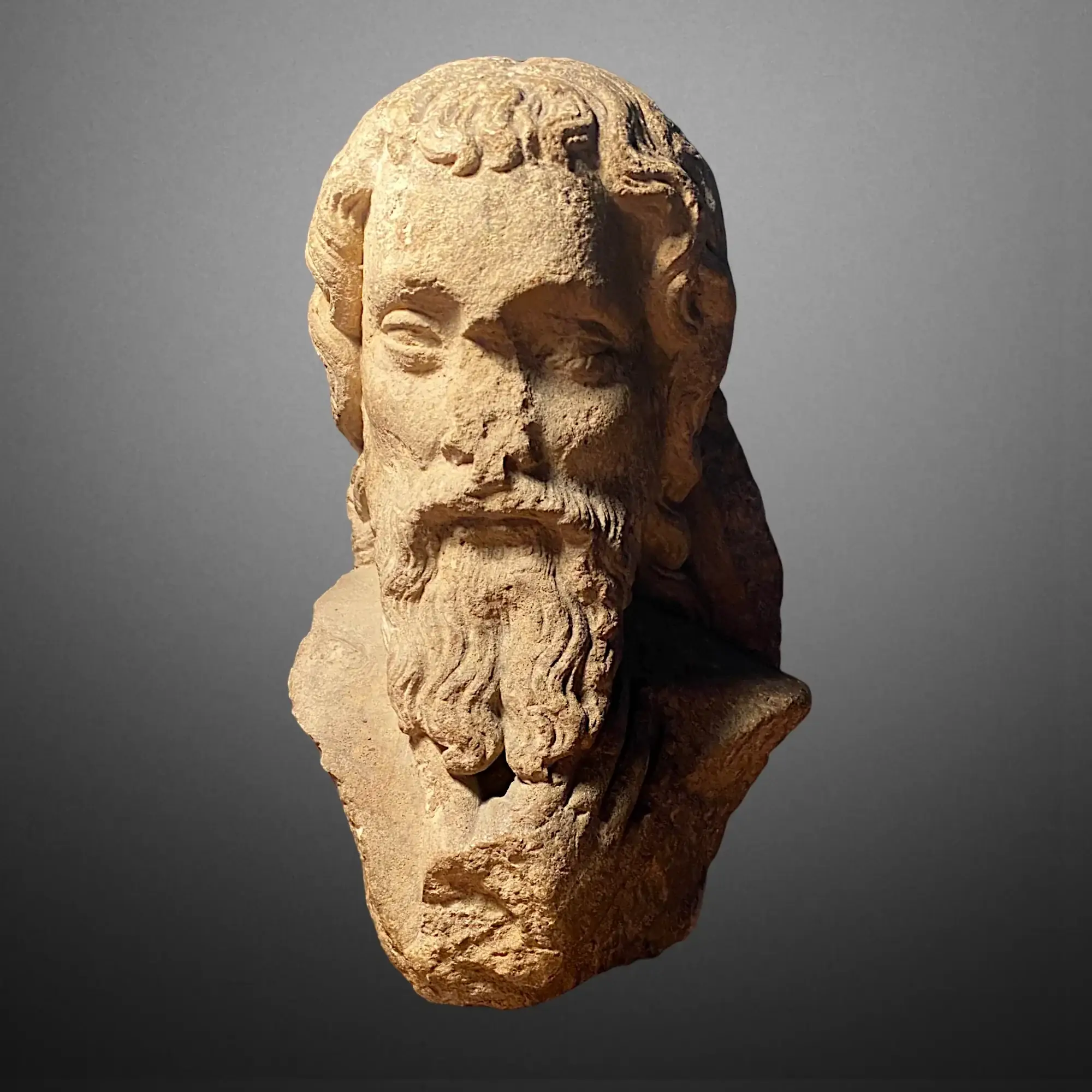Buste d'apôtre gothique des ateliers de Reims. Sculpture en pierre calcaire. Vue numéro 1
