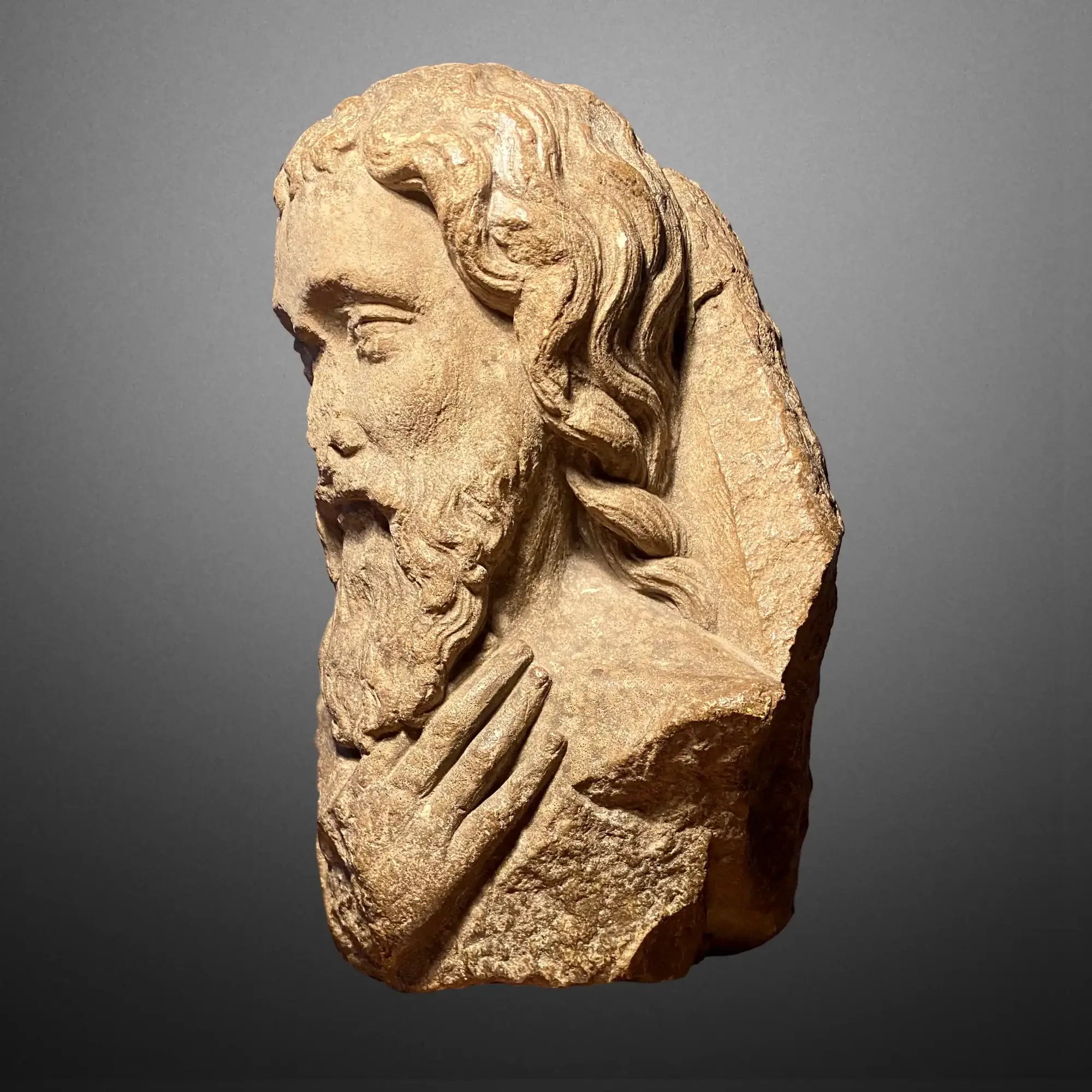 Buste d'apôtre gothique des ateliers de Reims. Sculpture en pierre calcaire. Vue numéro 2