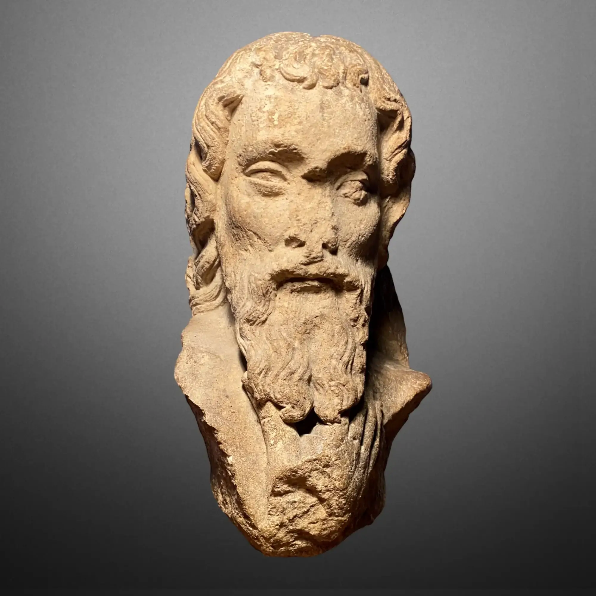 Buste d'apôtre gothique des ateliers de Reims. Sculpture en pierre calcaire. Vue numéro 3