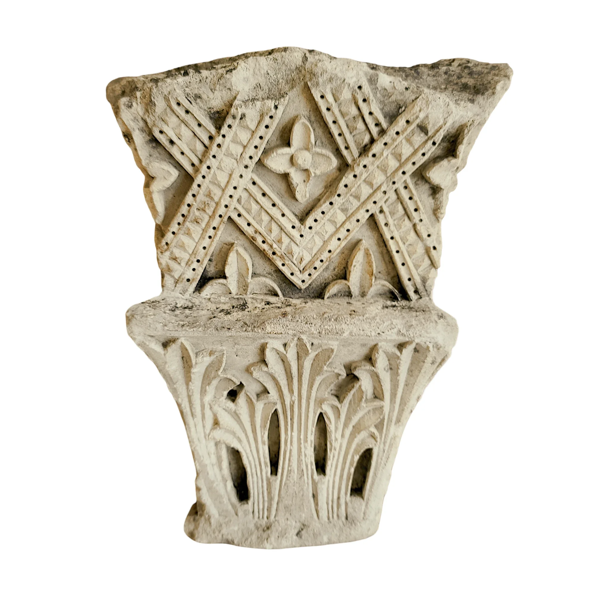 Chapiteau roman,  calcaire, Ile-de-France, France