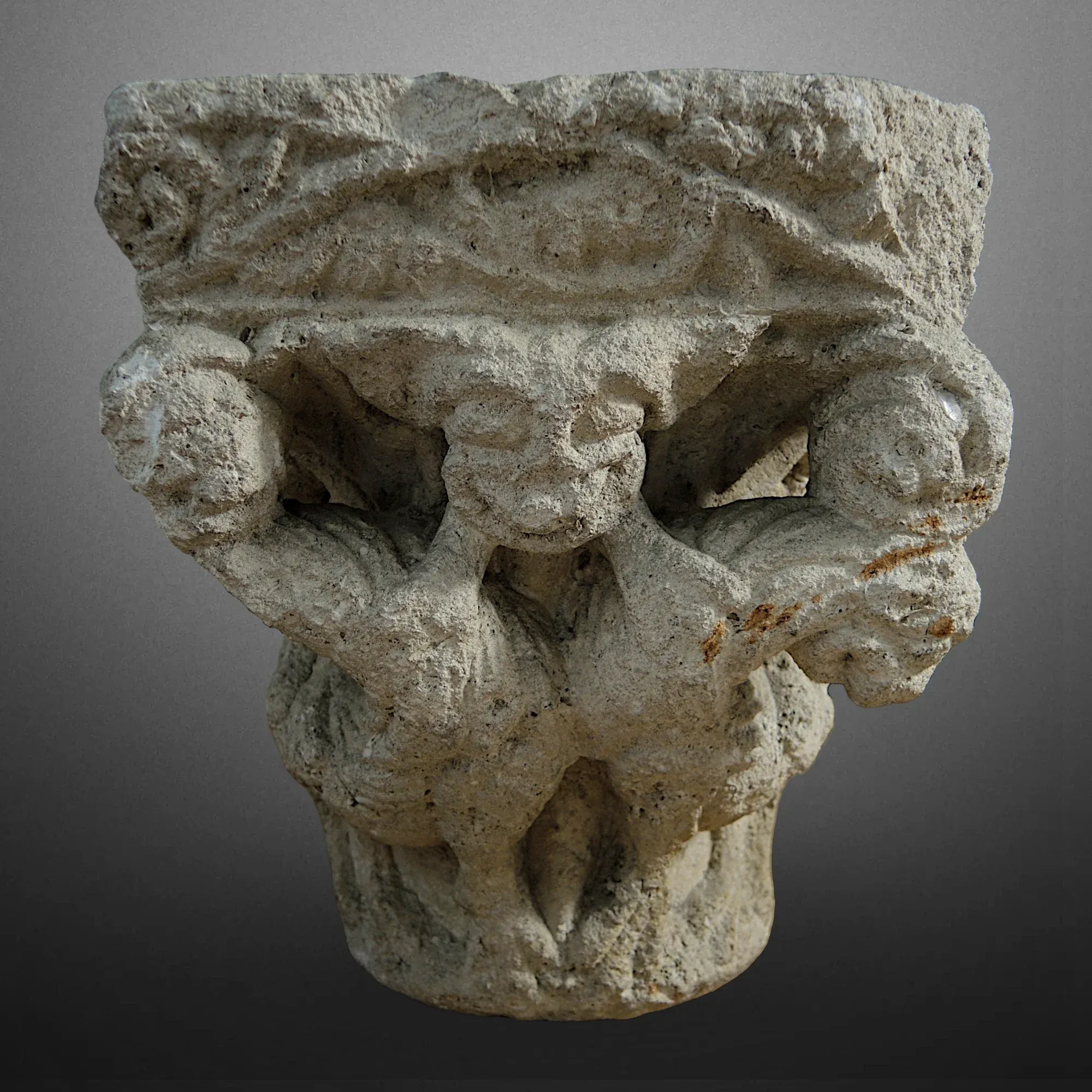 Chapiteau roman. Occitanie XIIe siècle. Vue numéro 2