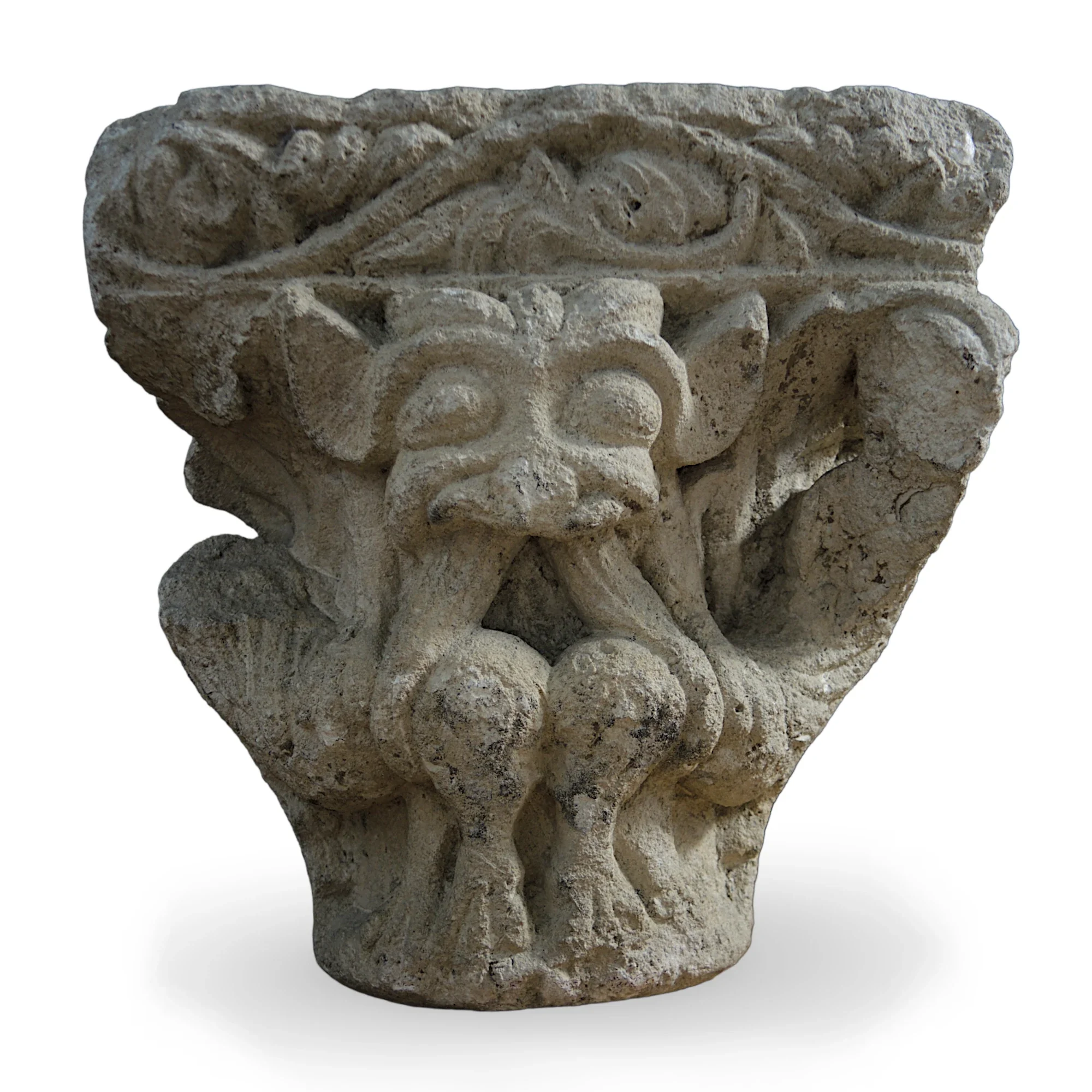 Chapiteau roman,  Calcaire, Occitanie, France