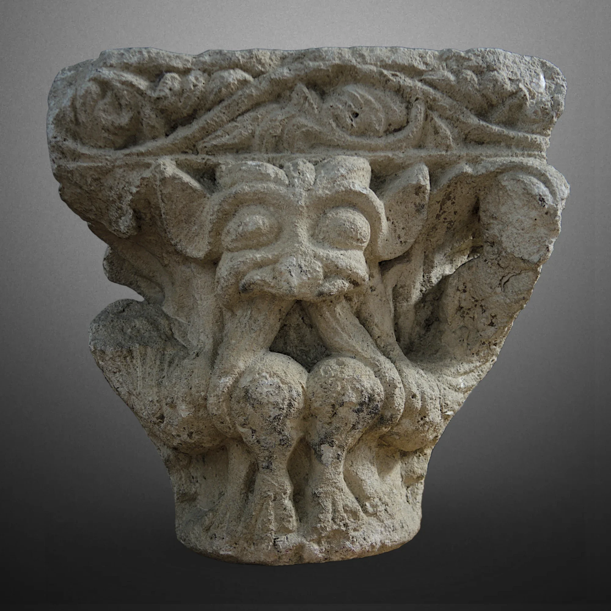 Chapiteau roman Occitanie XIIe siecle. Vue principale de la sculpture