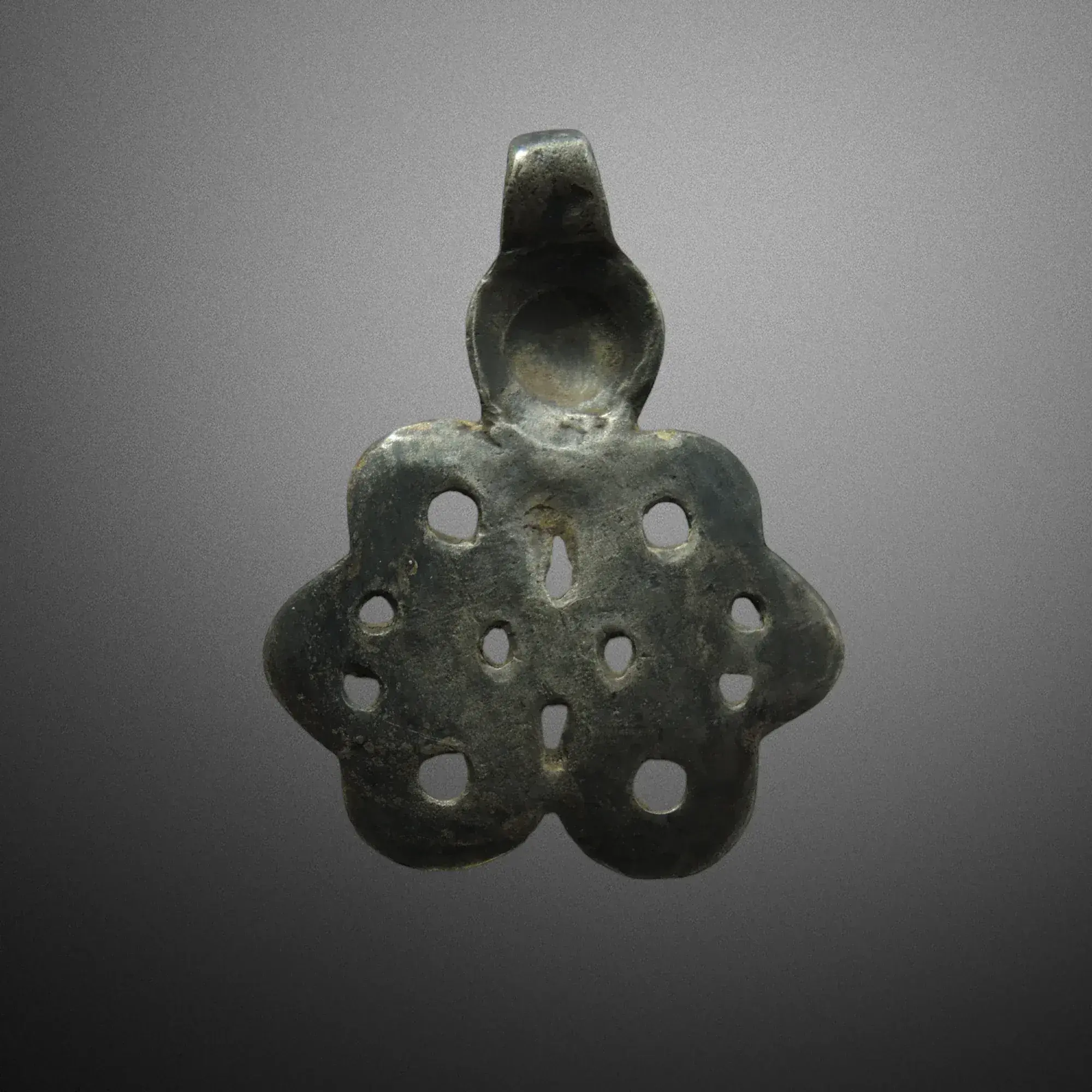 Pendentif scandinave - Viking. Type Borre-Jelling fin IXe ou Xe siècle. Vue numéro 1
