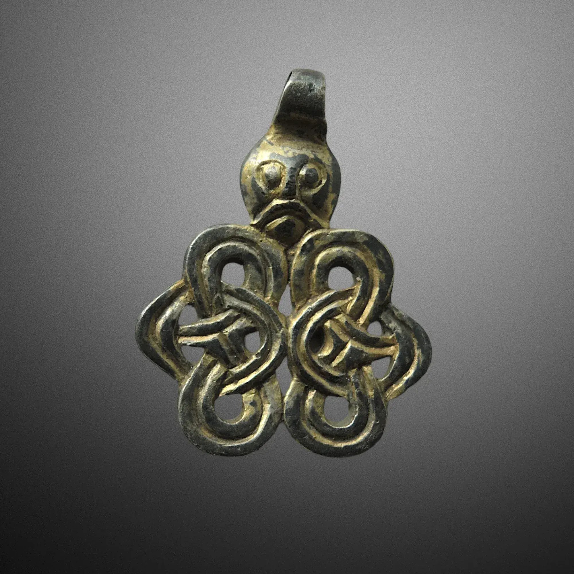 Pendentif scandinave - Viking Type Borre-Jelling fin IXe ou Xe siecle. Vue principale de la sculpture