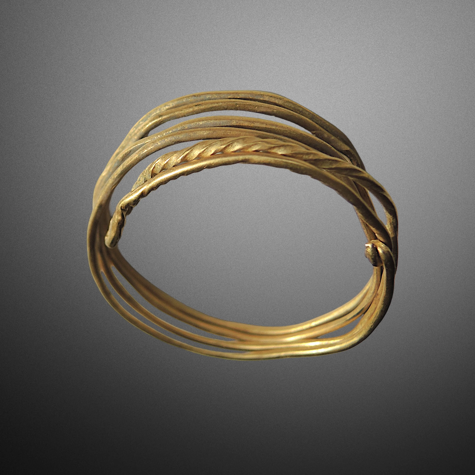 Bracelet en or du Hallstatt. Culture des Champs d’Urnes XIIe–Xe siècles av. J.-C. Vue numéro 1
