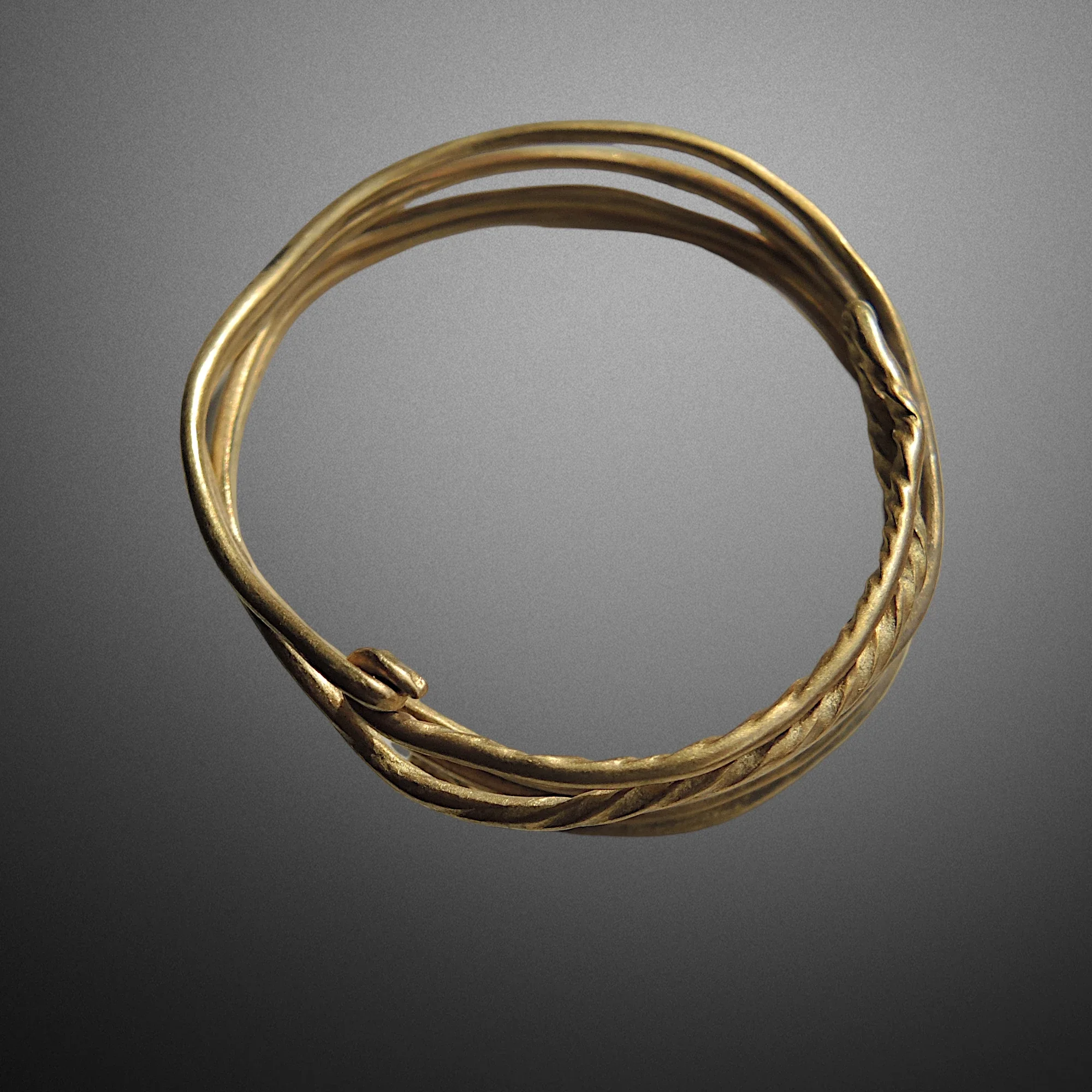 Bracelet en or du Hallstatt. Culture des Champs d’Urnes XIIe–Xe siècles av. J.-C. Vue numéro 2