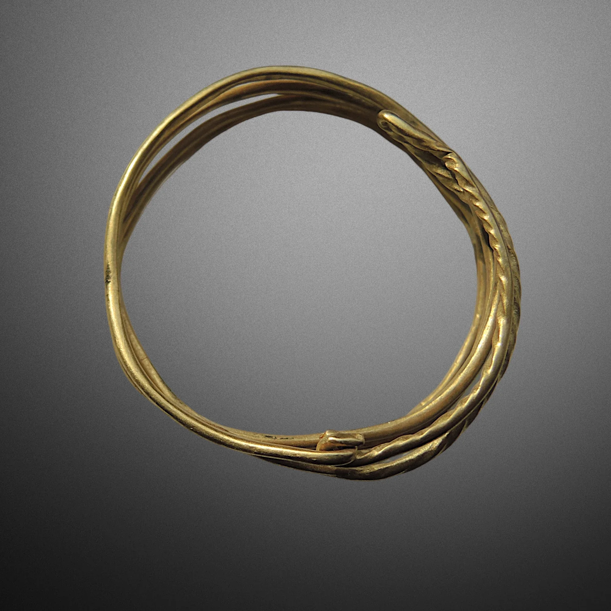 Bracelet en or du Hallstatt. Culture des Champs d’Urnes XIIe–Xe siècles av. J.-C. Vue numéro 3