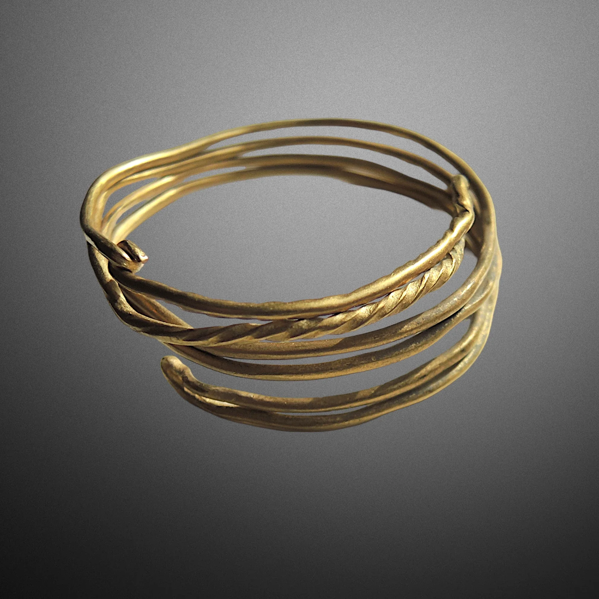 Bracelet en or du Hallstatt Culture des Champs d-Urnes XIIeXe siecles av J-C. Vue principale de la sculpture