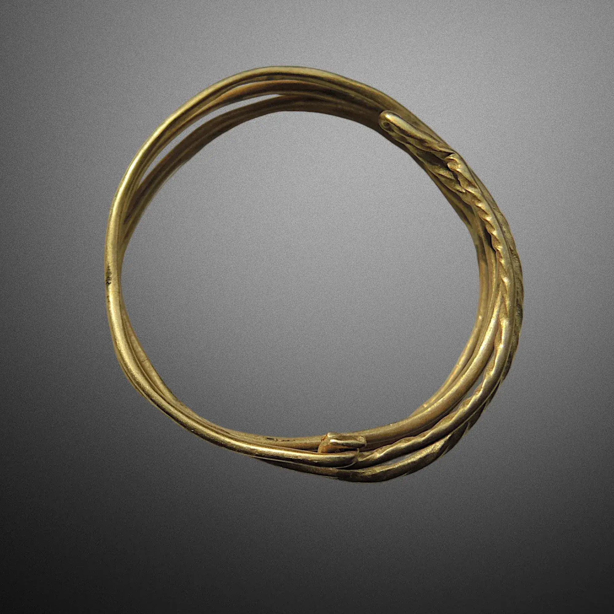 Bracelet en or du Hallstatt. Culture des Champs d’Urnes XIIe–Xe siècles av. J.-C. Vue numéro 3