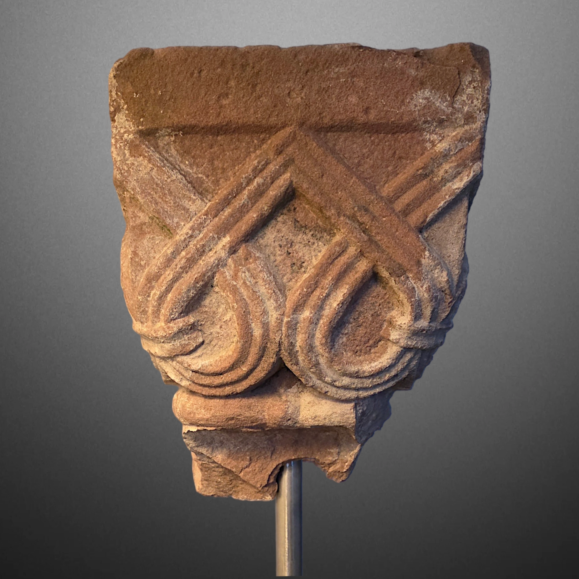 Chapiteau roman à décors d’entrelacs. Franconie 12e siècle. Vue numéro 1