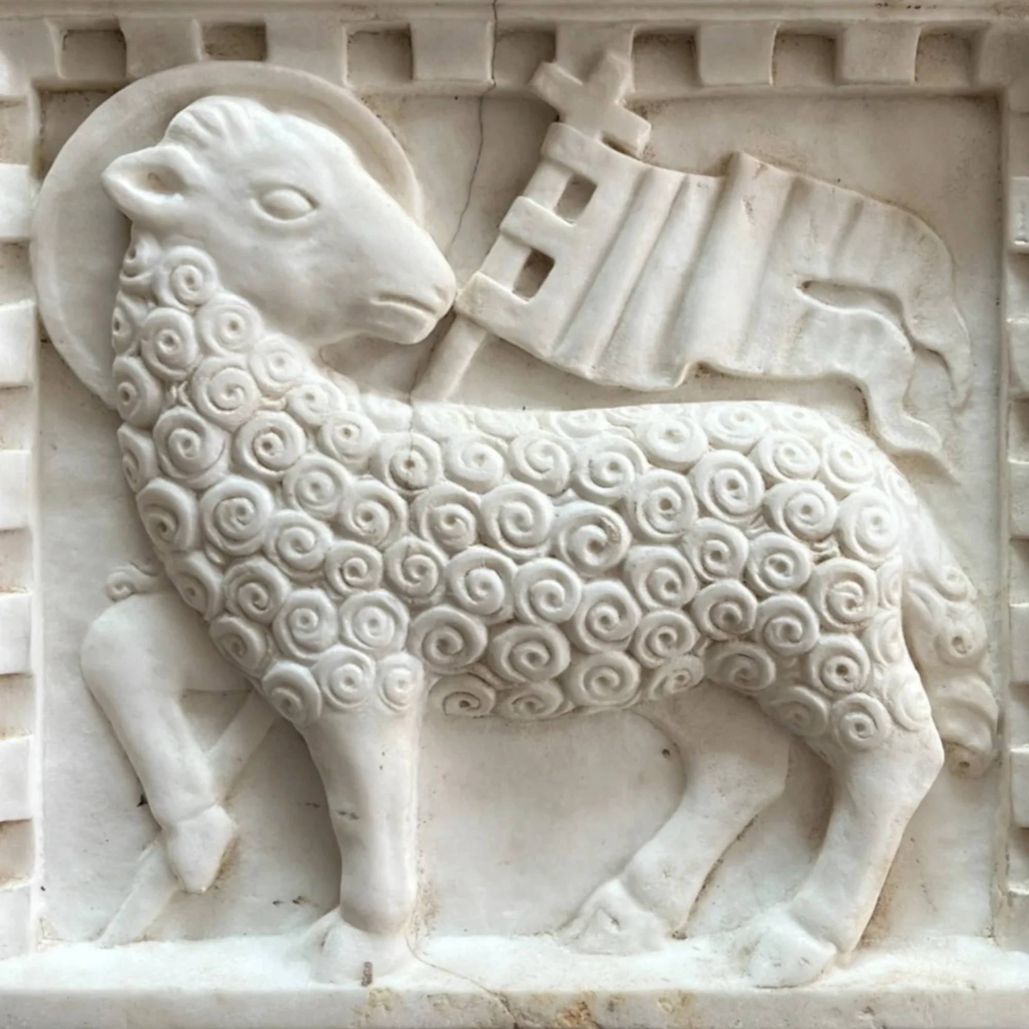 Agnus Dei en marbre - Florence - Quattrocento. Armoiries de l’Arte della Lana. Vue numéro 1