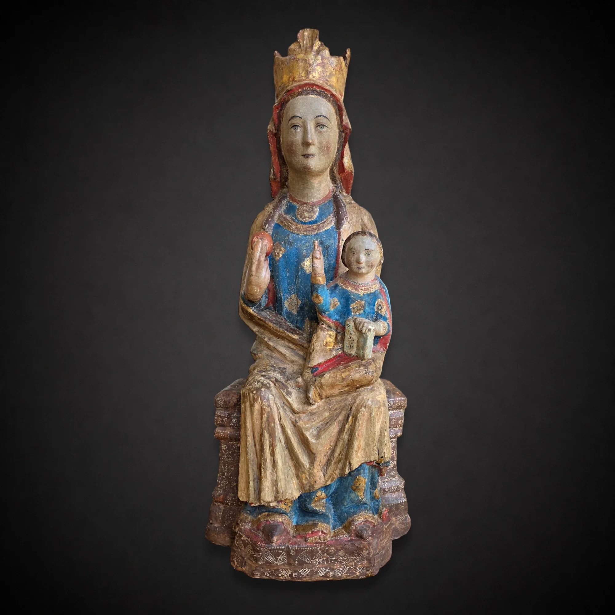 Vierge en majeste Gothique Aragon vers 1300. Vue principale de la sculpture