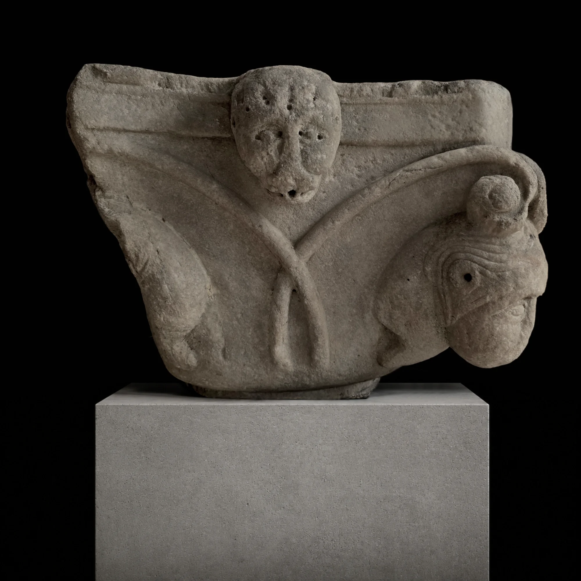 Cuve baptismale romane. Marbre des Pyrénées, Roussillon, vers 1170. Vue numéro 2