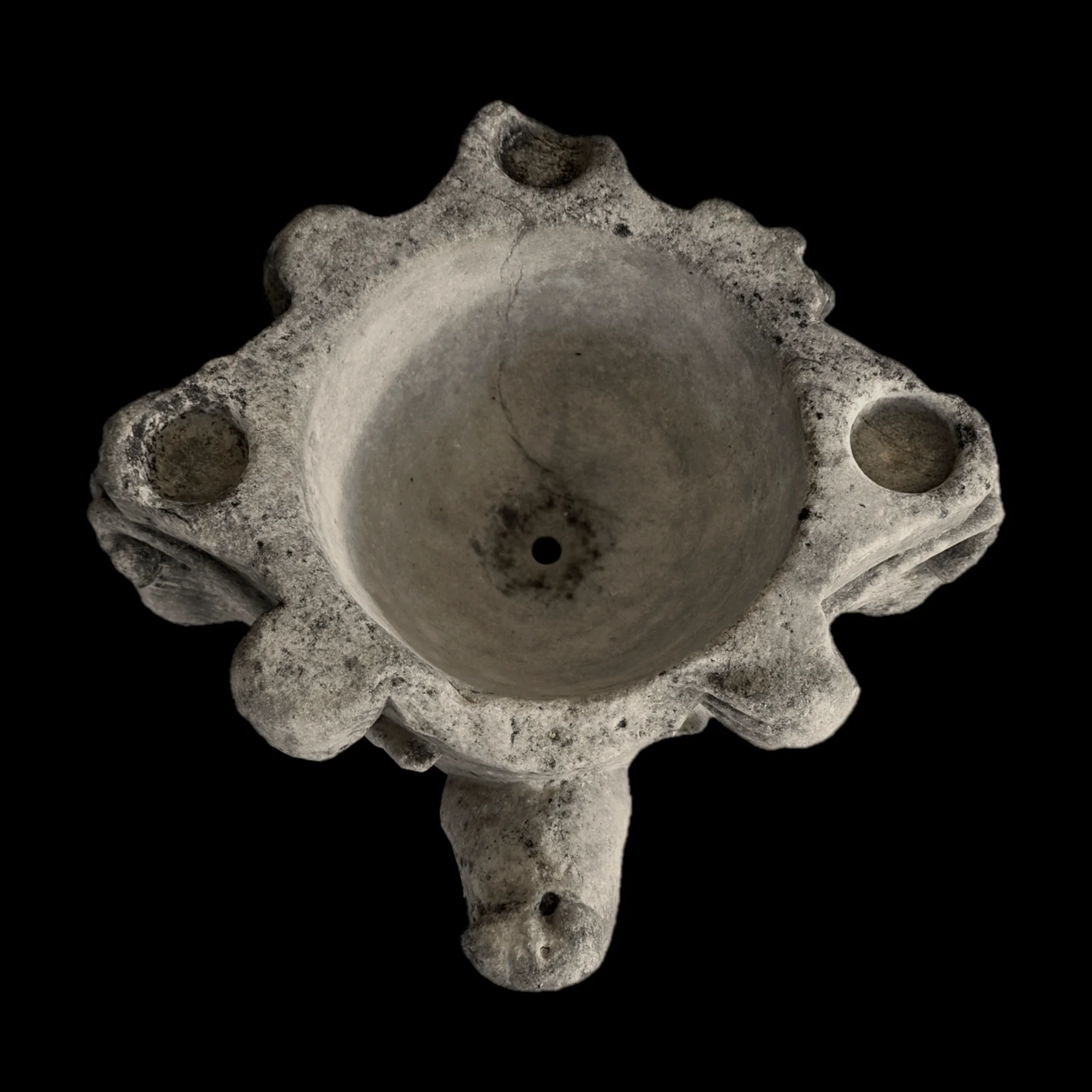 Cuve baptismale romane. Marbre des Pyrénées, Roussillon, vers 1170. Vue numéro 4