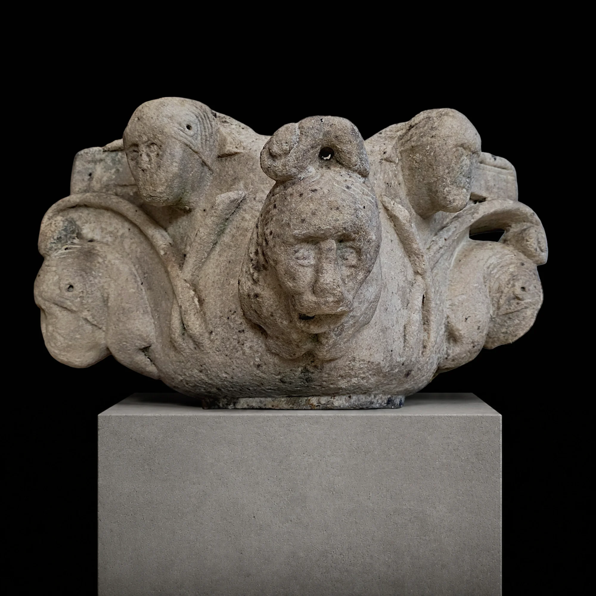 Cuve baptismale romane Marbre des Pyrenees Roussillon vers 1170. Vue principale de la sculpture
